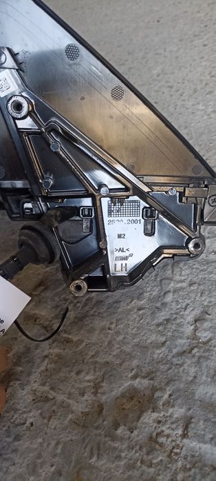 TESLA MODEL Y  є в наявності дзеркала