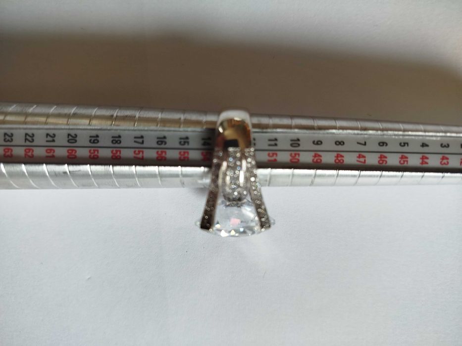 Srebrny pierścionek z kamieniem 925