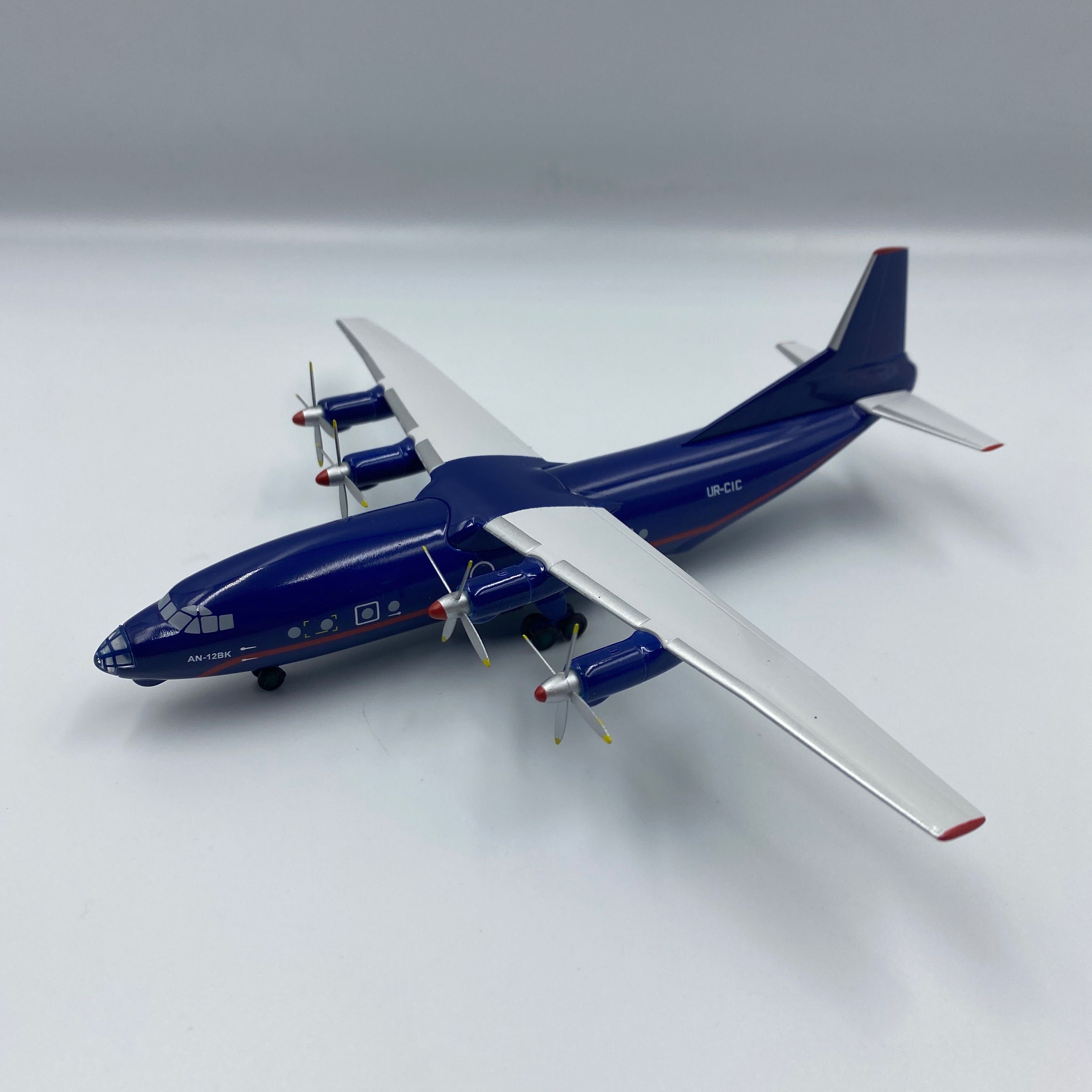 Модель самолёта Ан-12 Ukraine Aviation Alliance масштаб 1:200 (17 см)