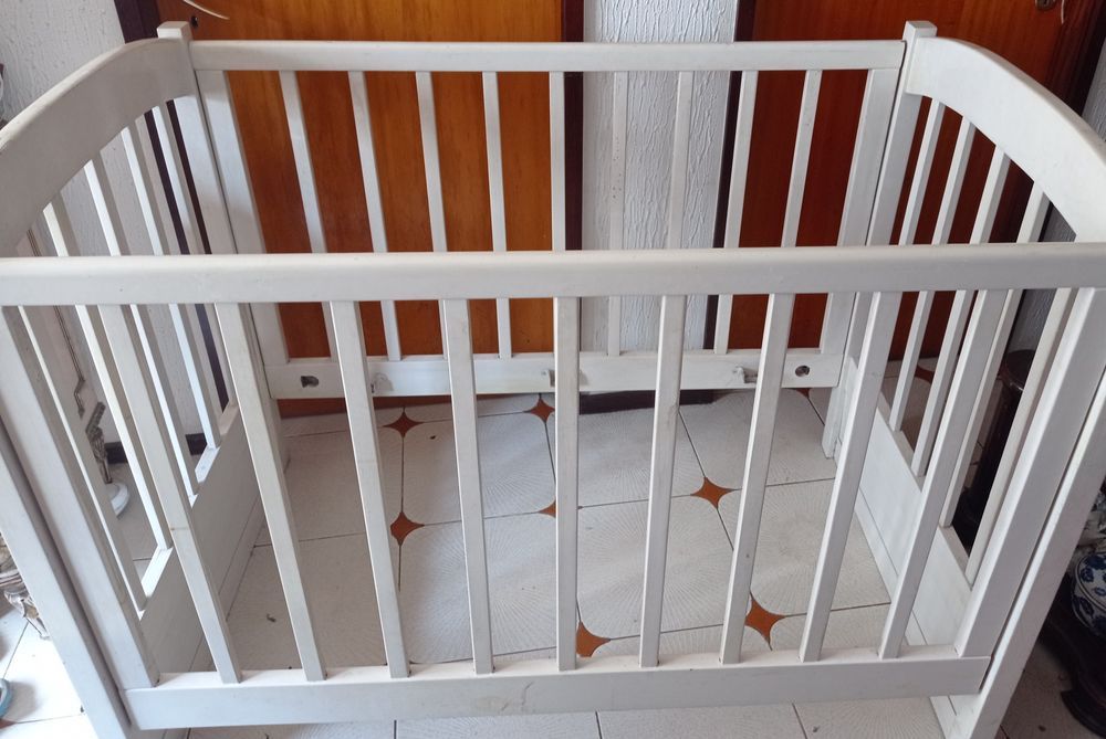 Cama de madeira em grade para bebé - cor branca