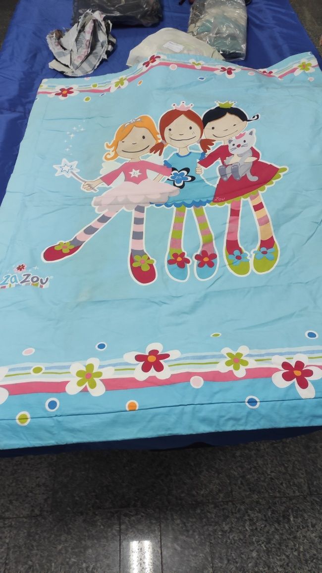 Colcha de cama de criança mais resguardo e candeeiro de tecto