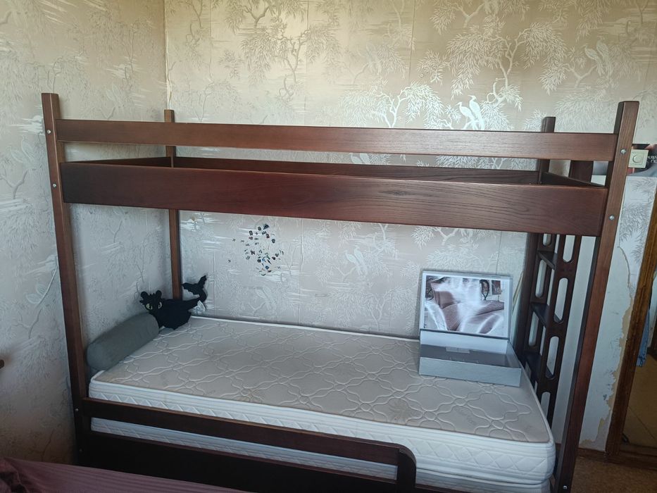 Двоповерхове ліжко, ясень