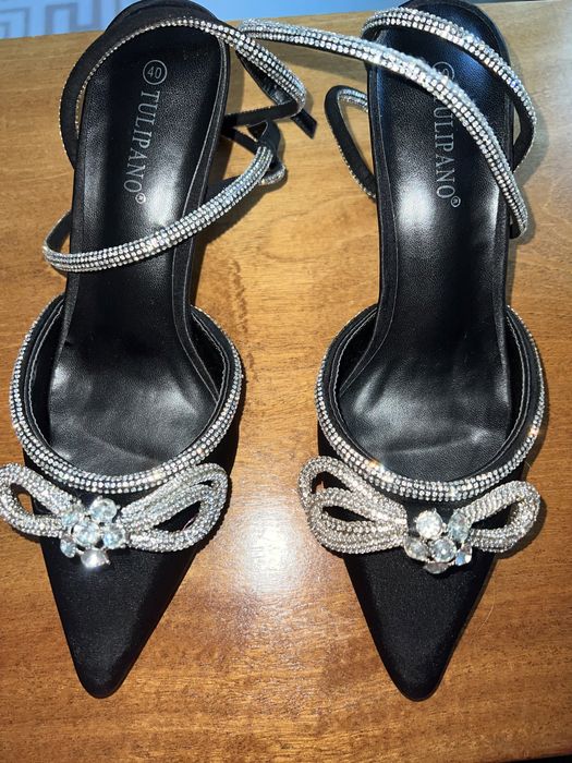 Sapatos de salto Pretos com brilhantes e laço de brilhantes