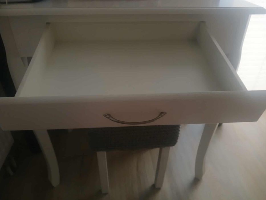 Biała toaletka dla dziewczynki