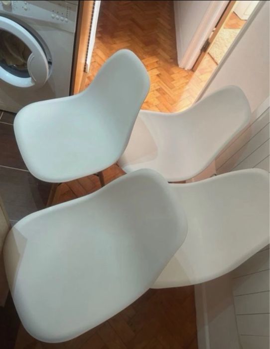 Cadeiras brancas com pe de madeira