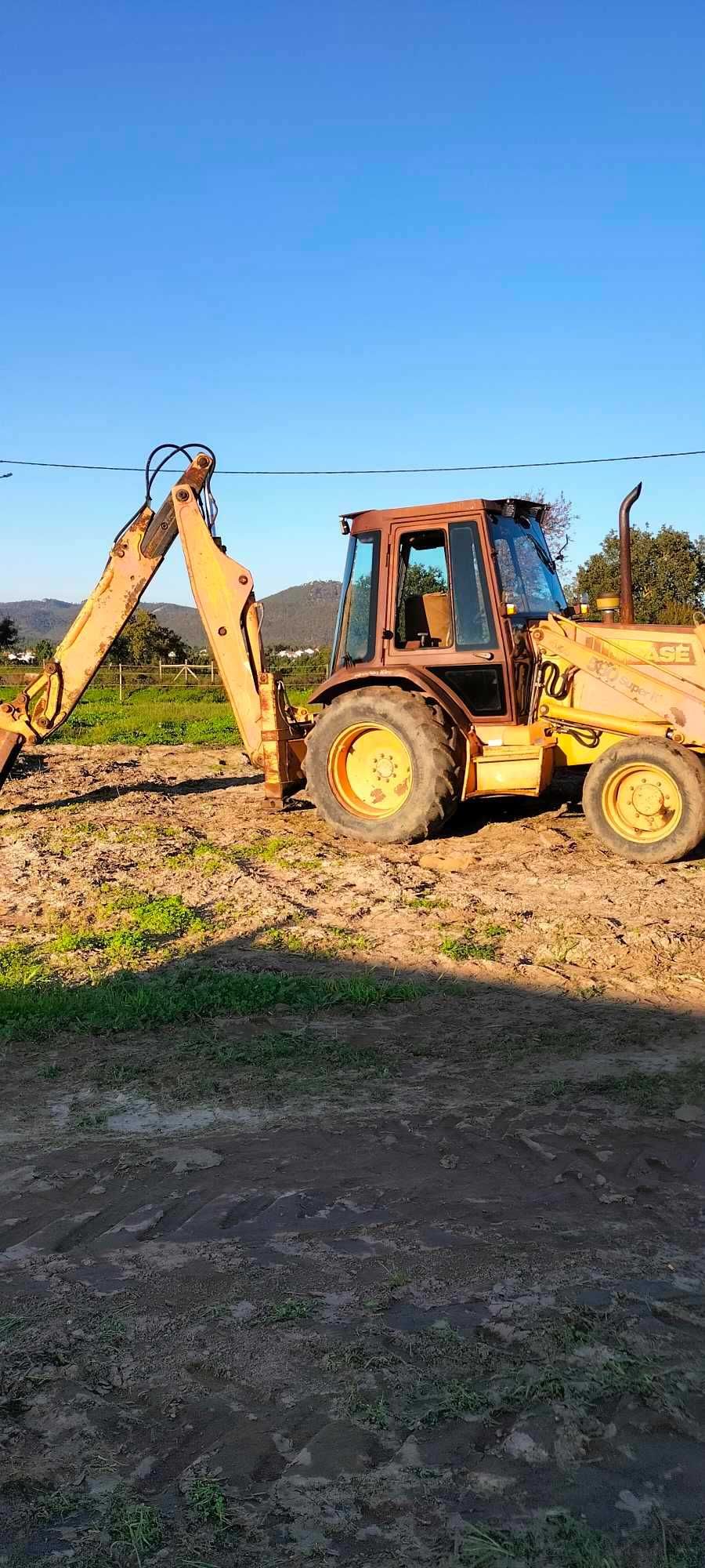 Retro escavadora em bom estado