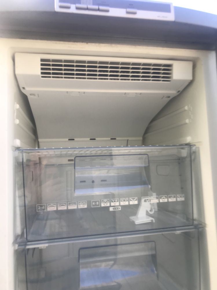 Arca vertical em bom estado aeg