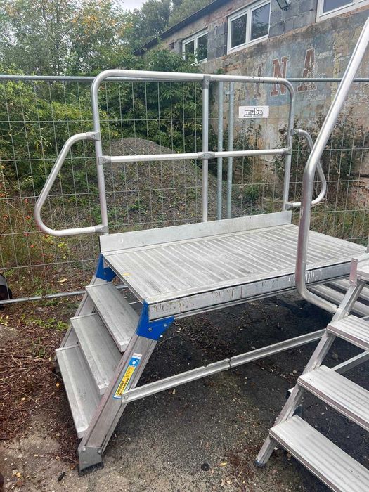 Aluminiowy pomost drabinowy dwustronny z platformą