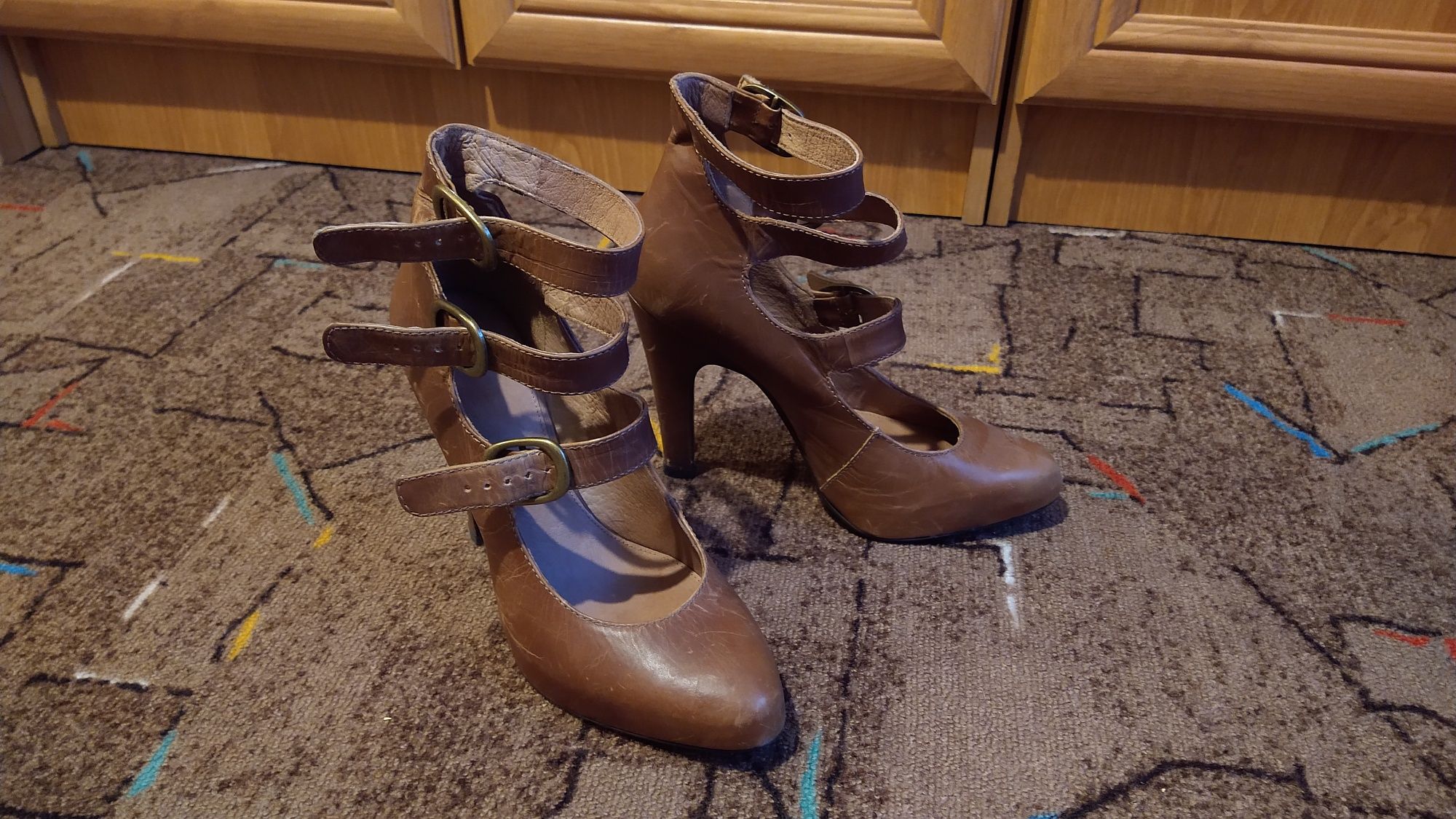 Buty damskie na obcasie