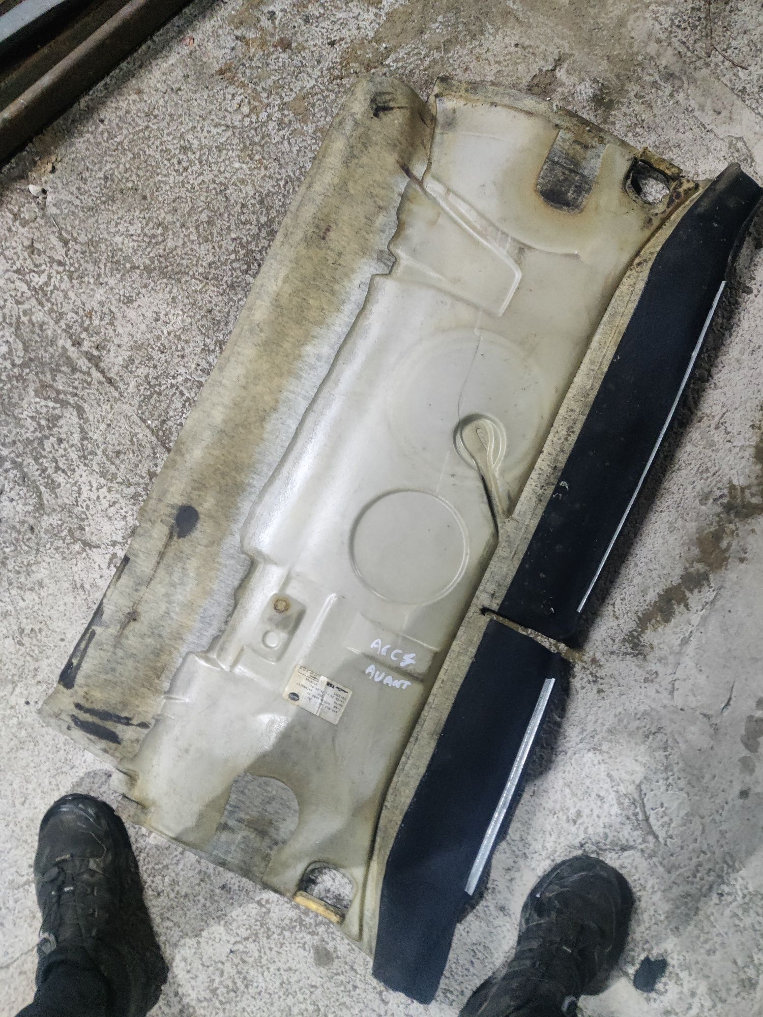 Audi A6 C4 podłoga wykładzina tapicerka bagażnika foteli tył avant