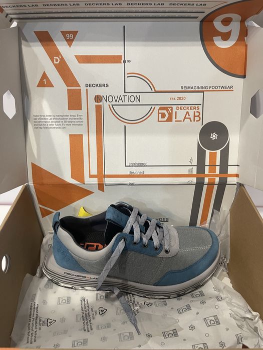 Кроссовки Deckers