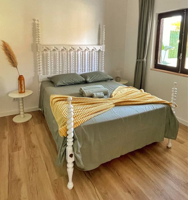 Cama casal retro de Madeira + Colchão / ja desmontada pronta a levar