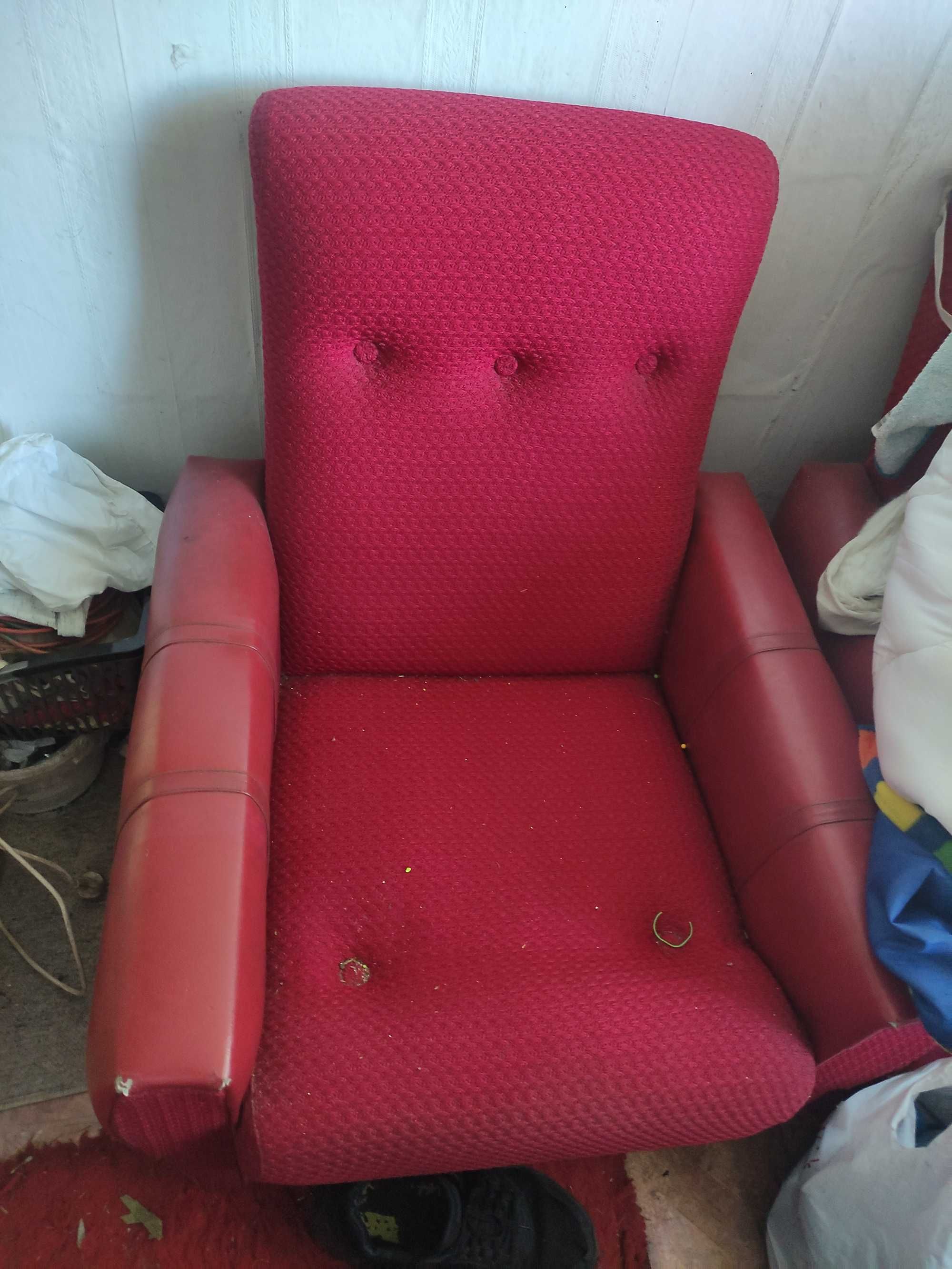 Fotele w dobrym stanie czerwone
