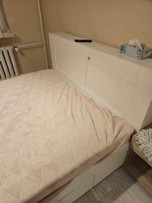 Łóżko z materacem