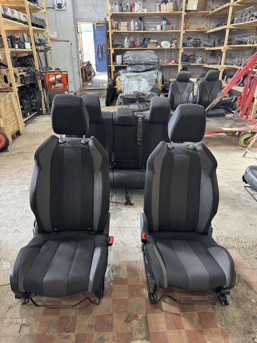 Салон сидіння Peugeot 3008 2022 року як новий