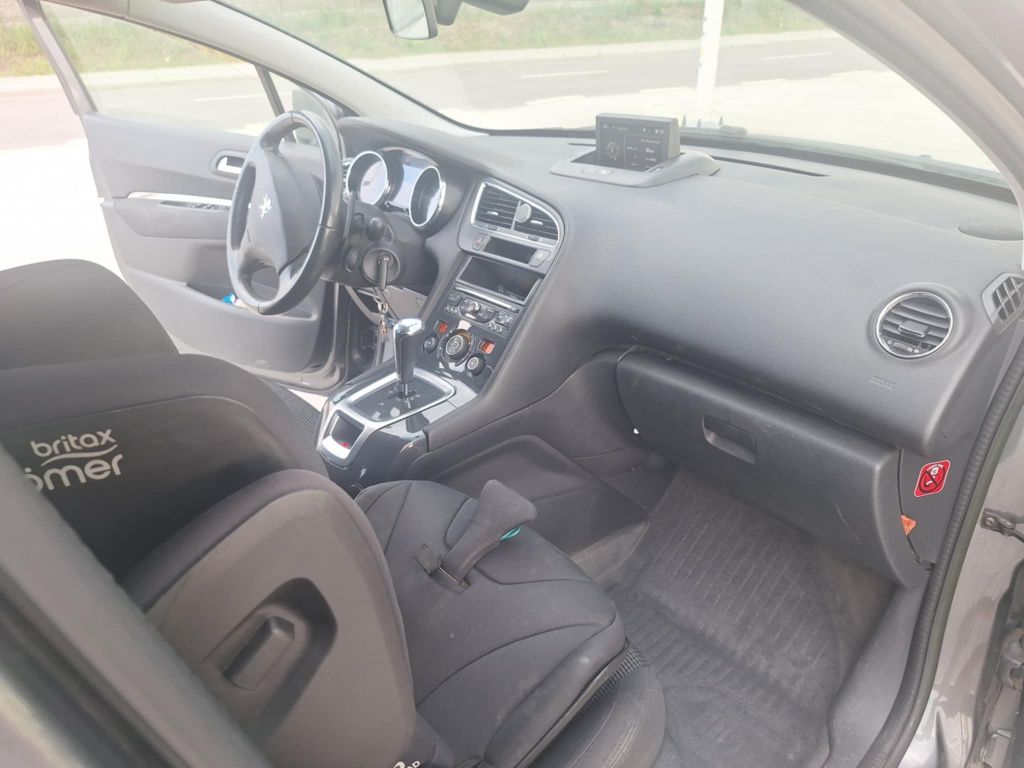 Auto Peugeot 5008