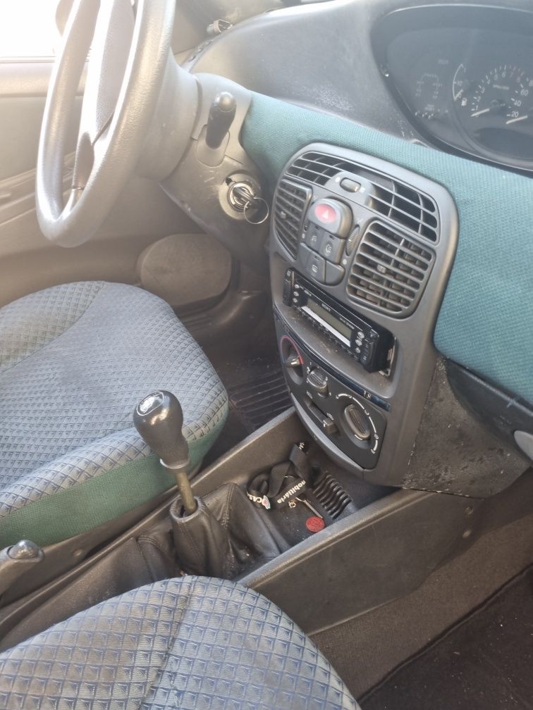 Carro lancya y10 preto