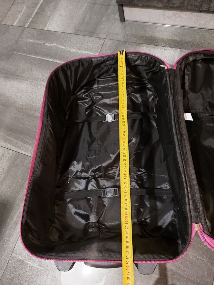 Duża walizka turystyczna na kółkach z rączką do prowadzenia