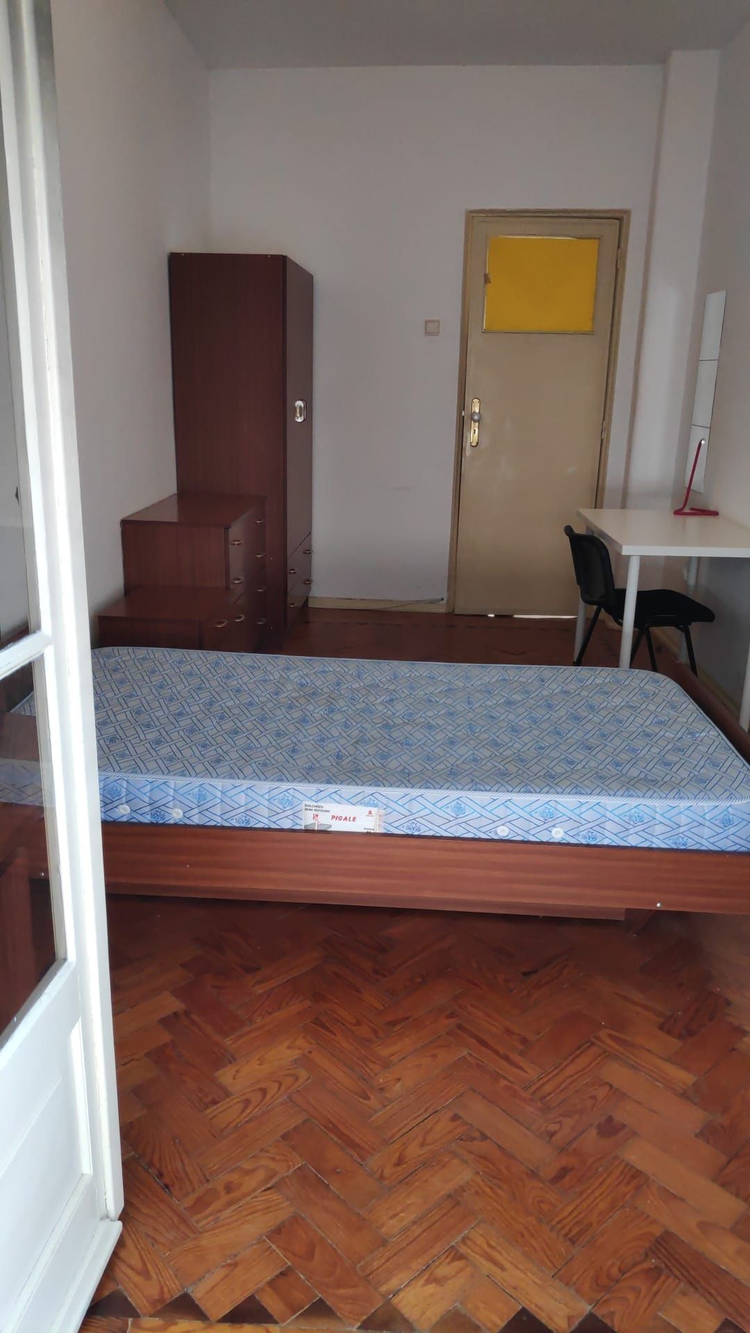 Aluga-se quarto a rapariga estudante - Ajuda