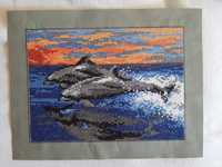 Obraz haftowany krzyzykiem delfiny