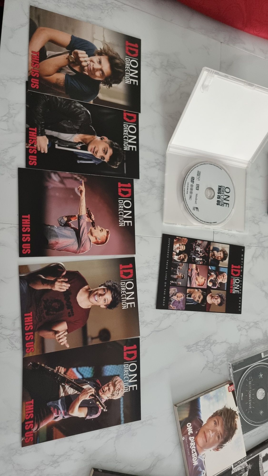 Albuns, posters e livros dos One Direction