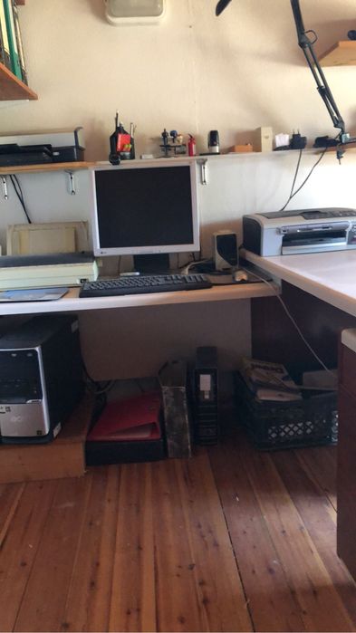 Secretaria  em madeira  em formato de L