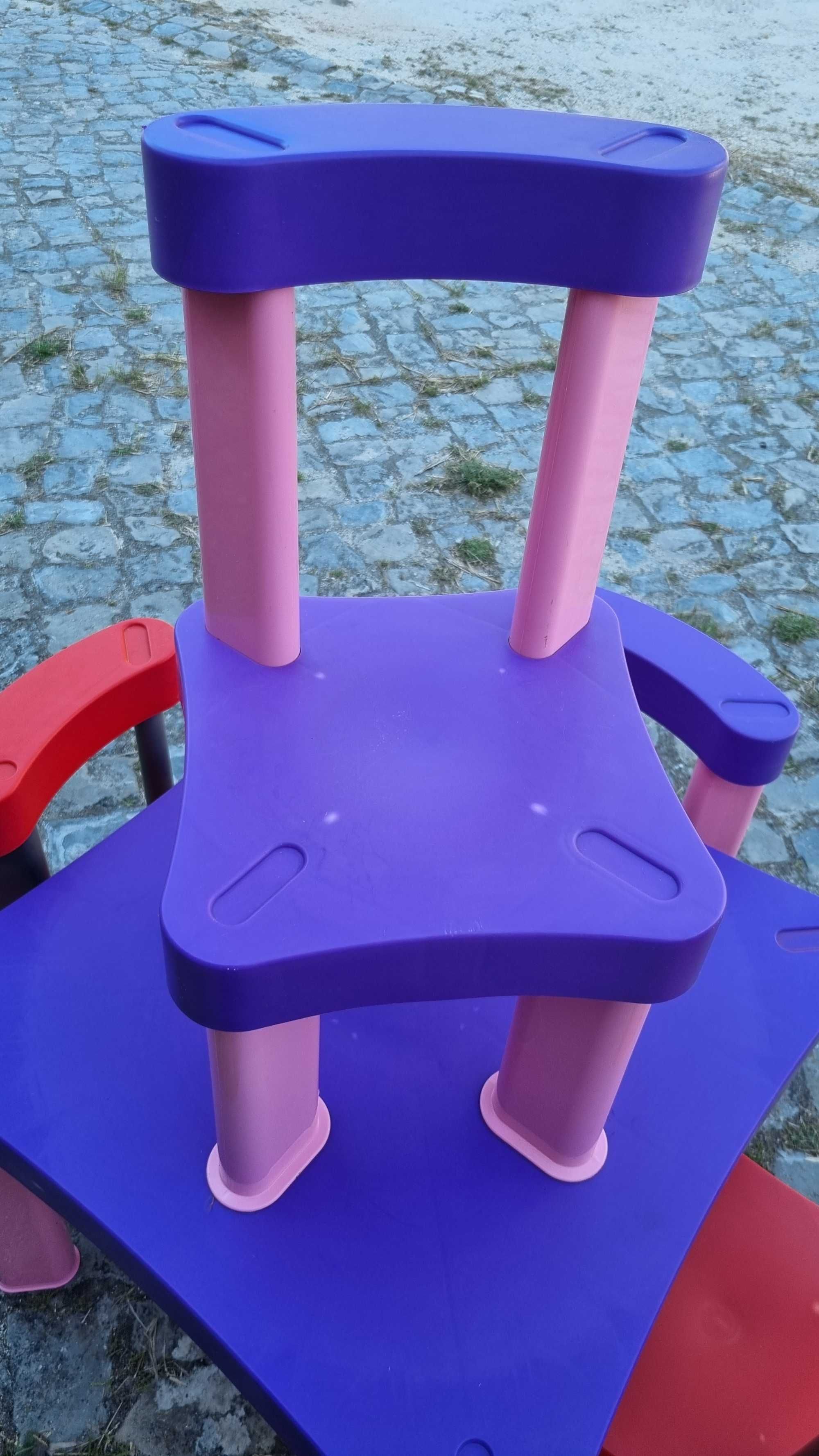 Mesa Infantil com 4 Cadeiras - Como Novas