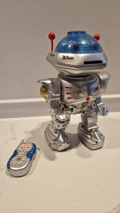 Robot na pilota tańczy śpiewa,  porusza się ok 30cm wysokości prezent