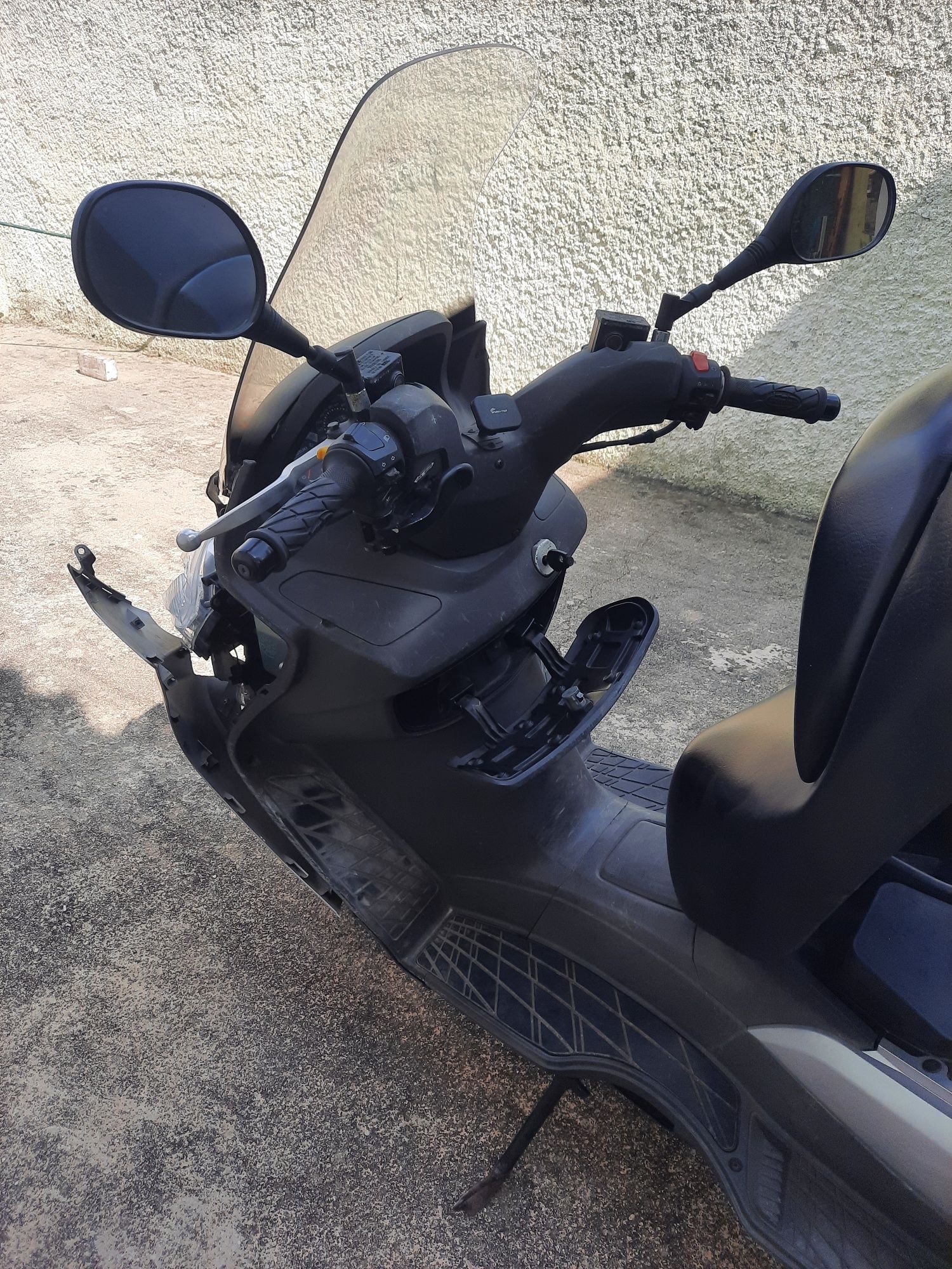 Vendo Suzuki Burgman (UH125) de 02/2003 inteira ou para peças