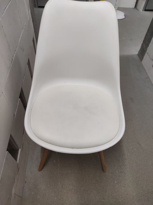 Krzesło białe z drewnianymi nóżkami skandynawskie