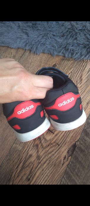 Czarne chłopięce buty marki adidas na rzepy