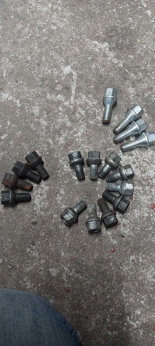 Śruby do przykręcania kół, Śruby do felg