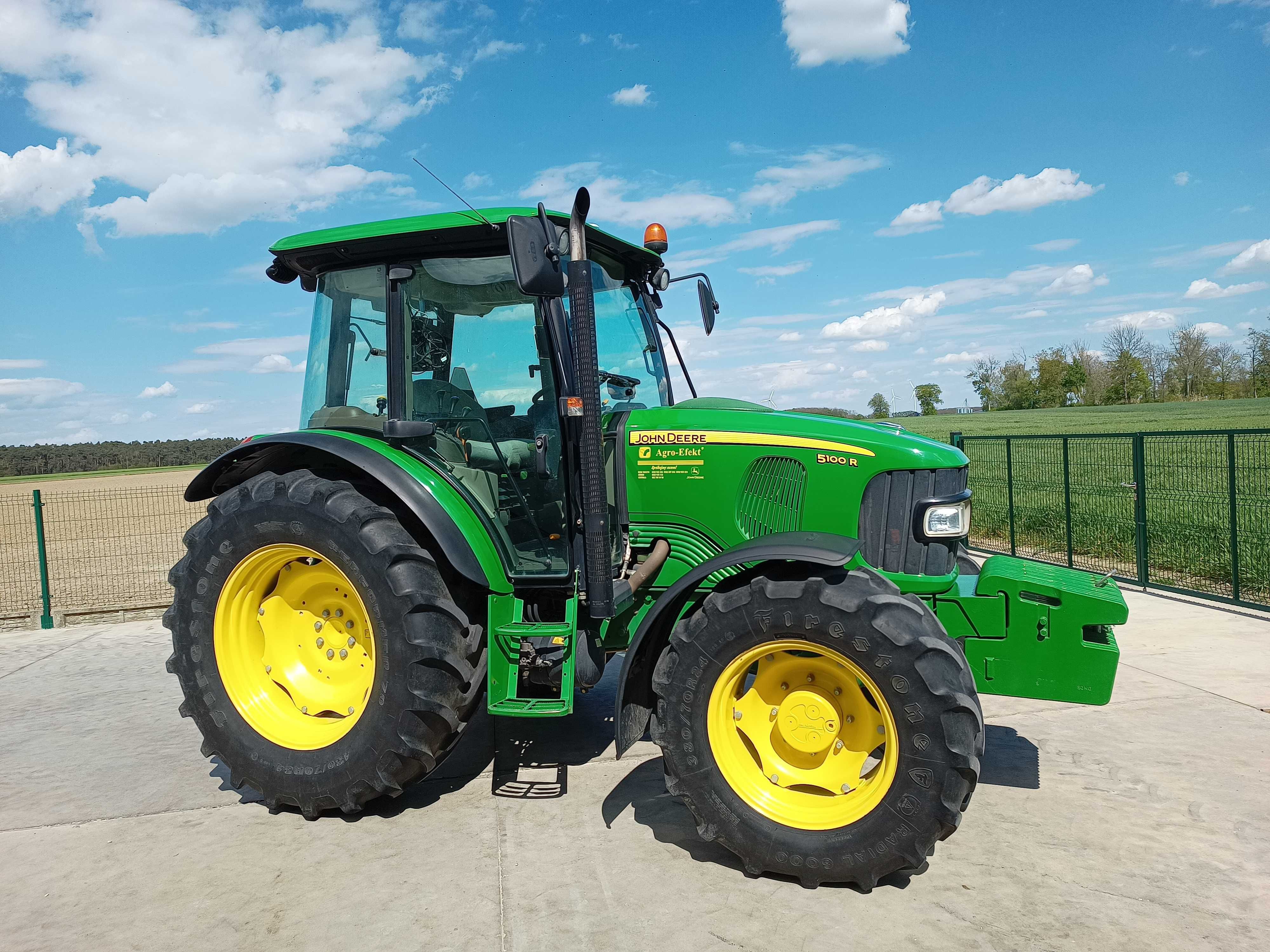 Ciągnik rolniczy John Deere 5100R