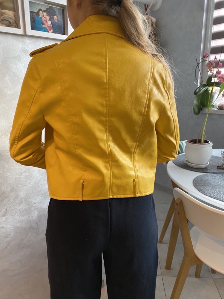 Шкіряна куртка жовтого кольору