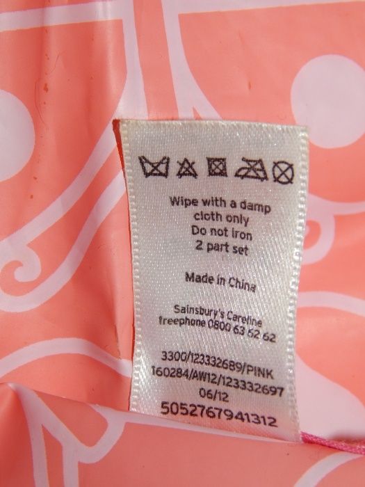 Розовый слюнявчик TU с застежкой-липучкой.