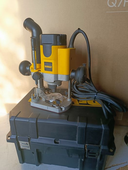 Frezarka DeWalt DW621-QS tuleja 8mm 230V do drewna