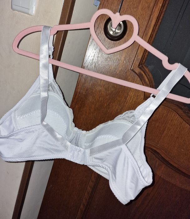 Бюстгальтер 44D розміру