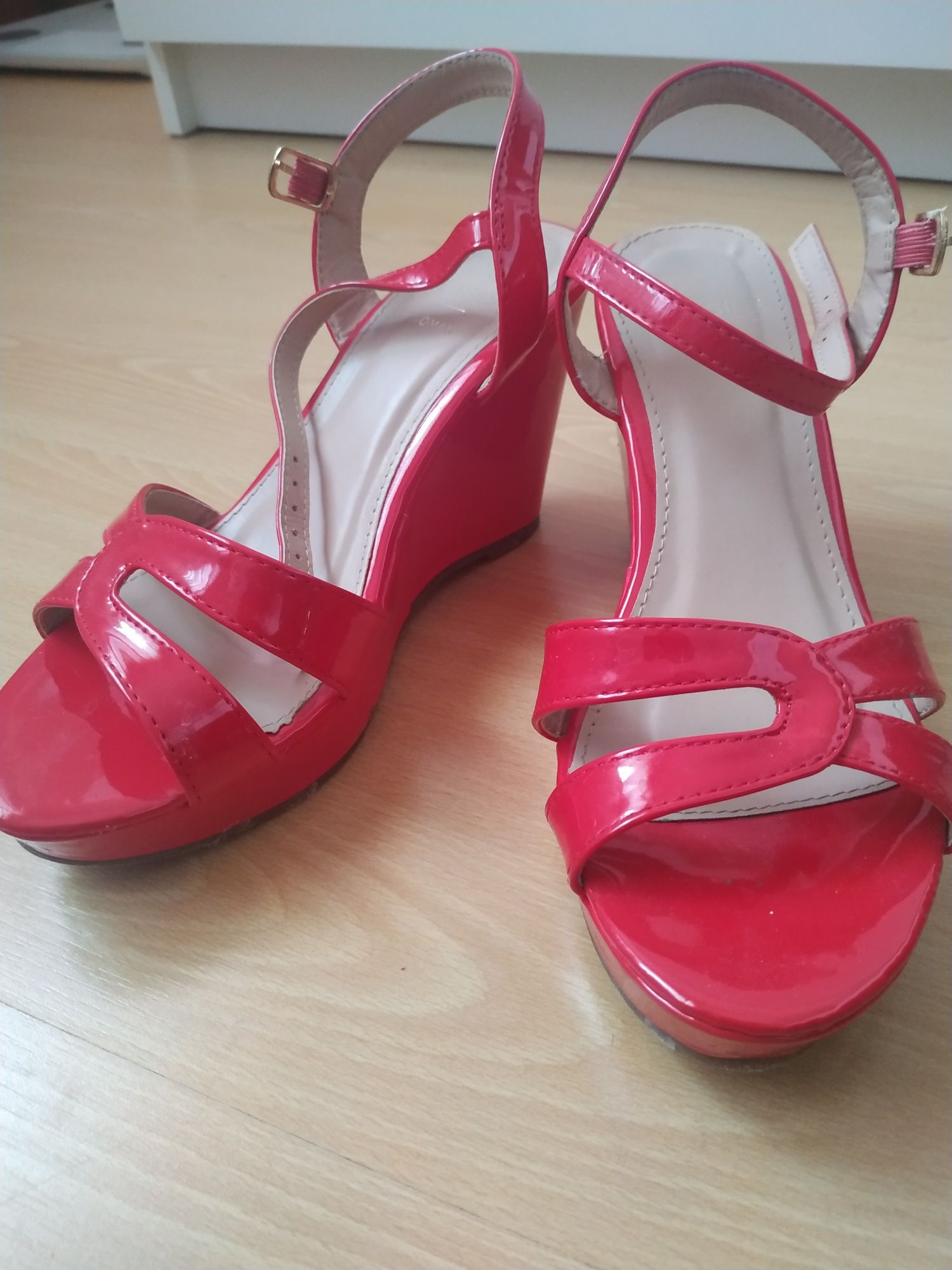 Sandálias vermelhas de verniz