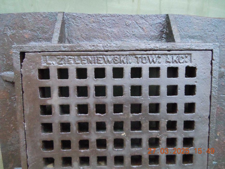 Zabytkowa kratka deszczowa drogowa burzowa żeliwna Zieleniewski Kraków