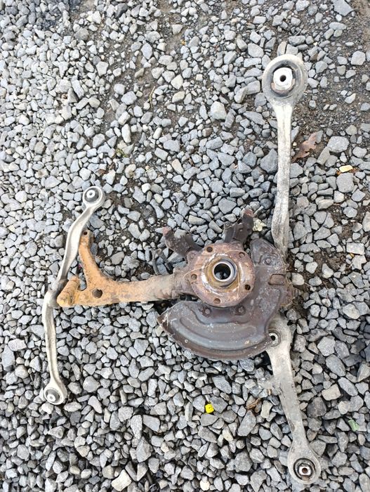 Zwrotnica lewa zawieszenie wachacz volkswagen passat B5 audi a4 b5