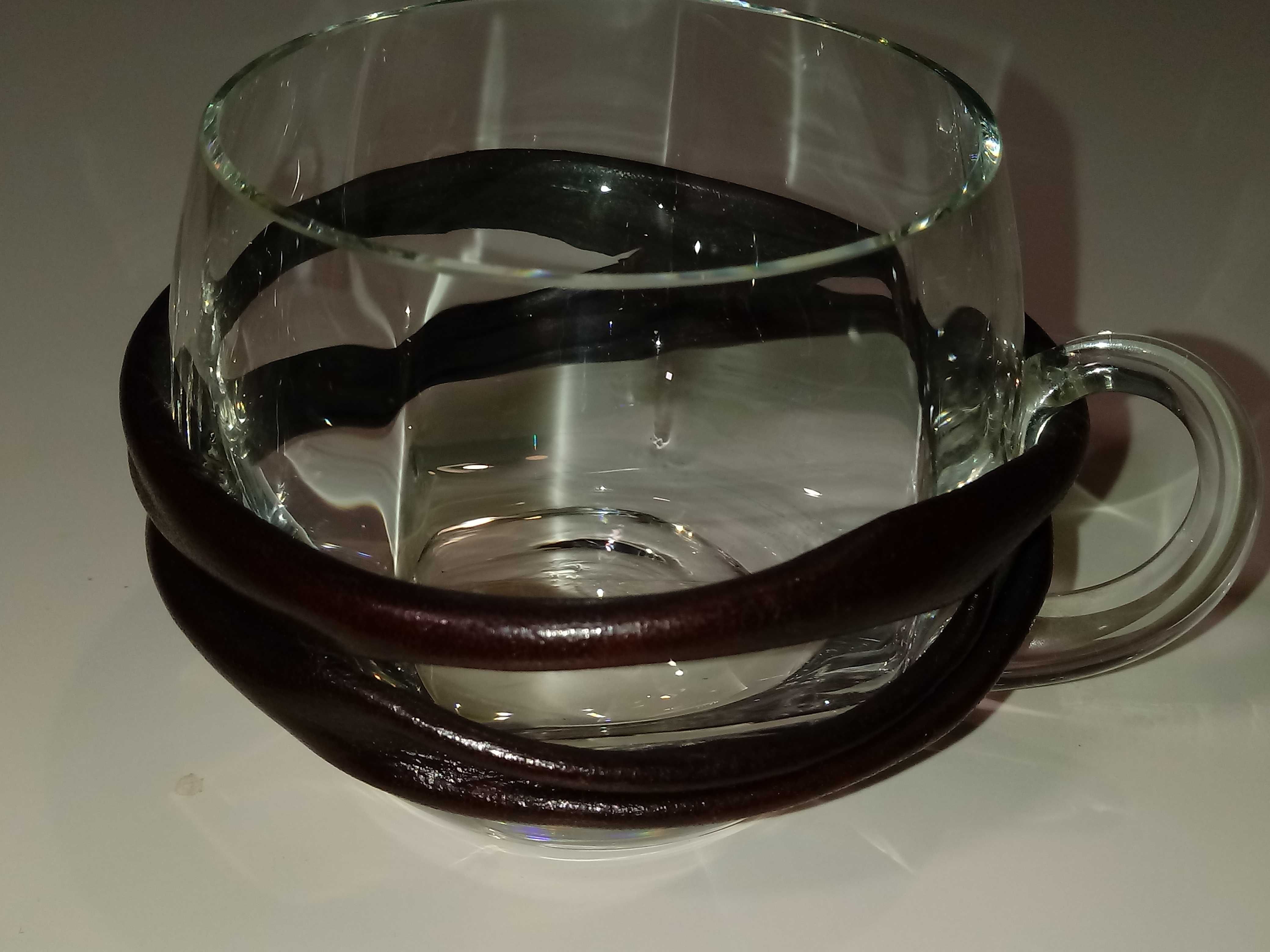 Filiżanki szkło w skórze komplet 3 szklanki wazoniki mlecznik