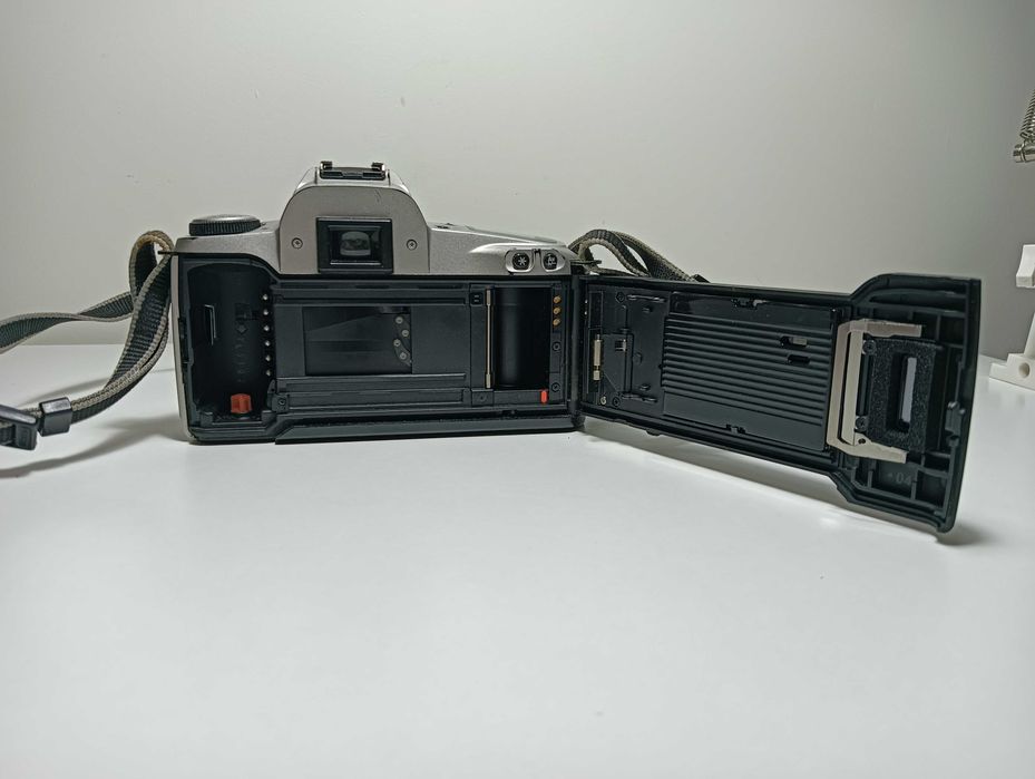 Aparat analogowy Canon EOS 500N z obiektywem 28–80mm