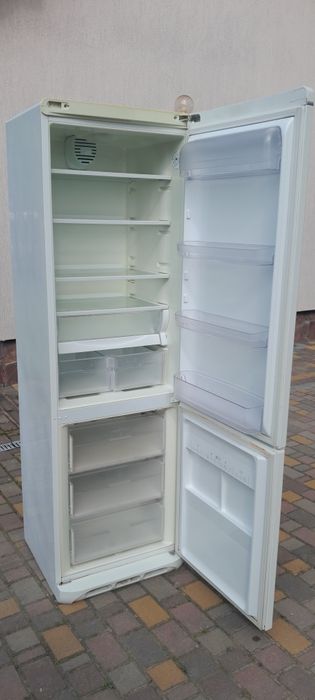 Холодильник Ariston 195см.