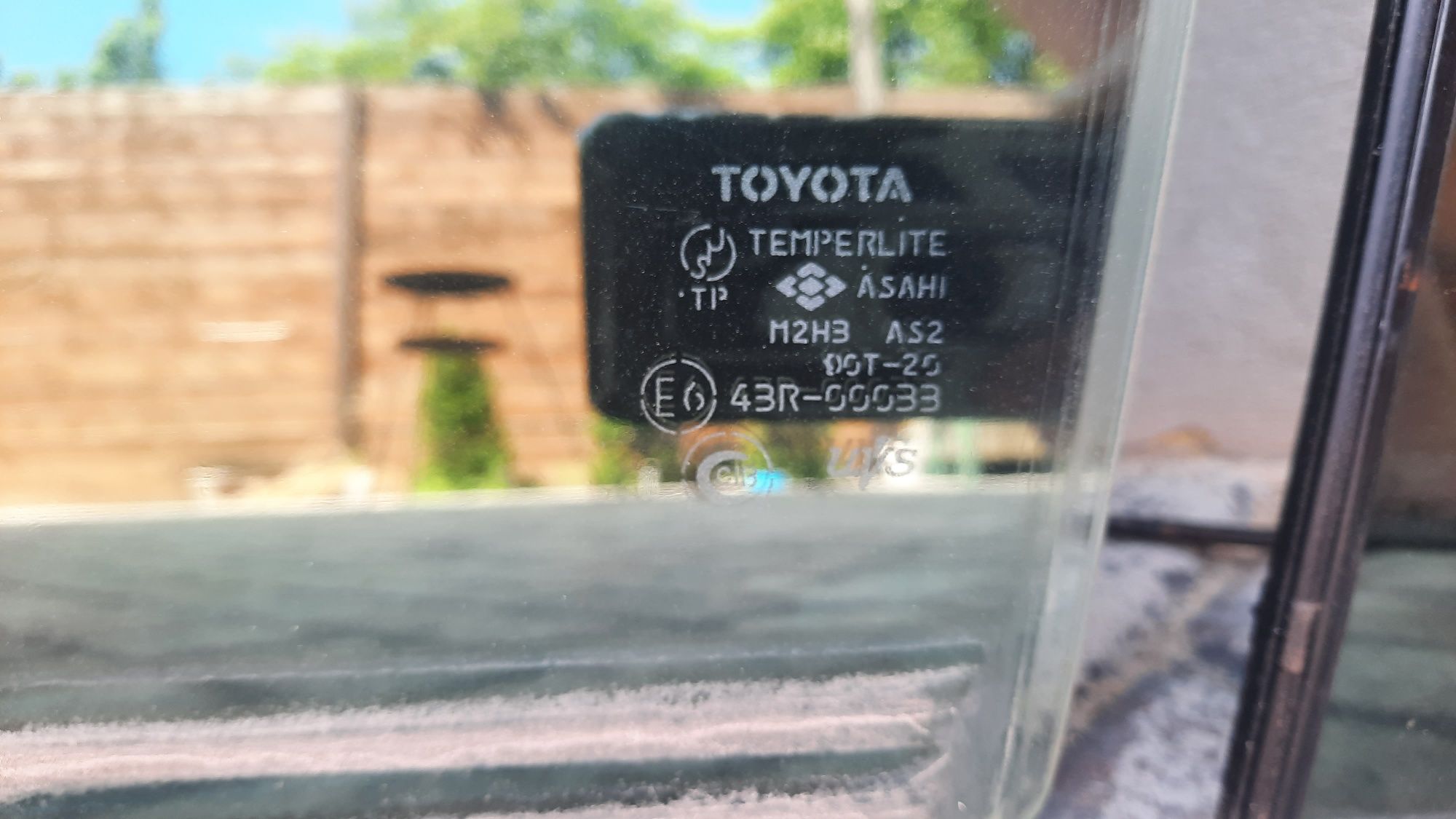 Стекло Toyota Rav4 00-05 год.