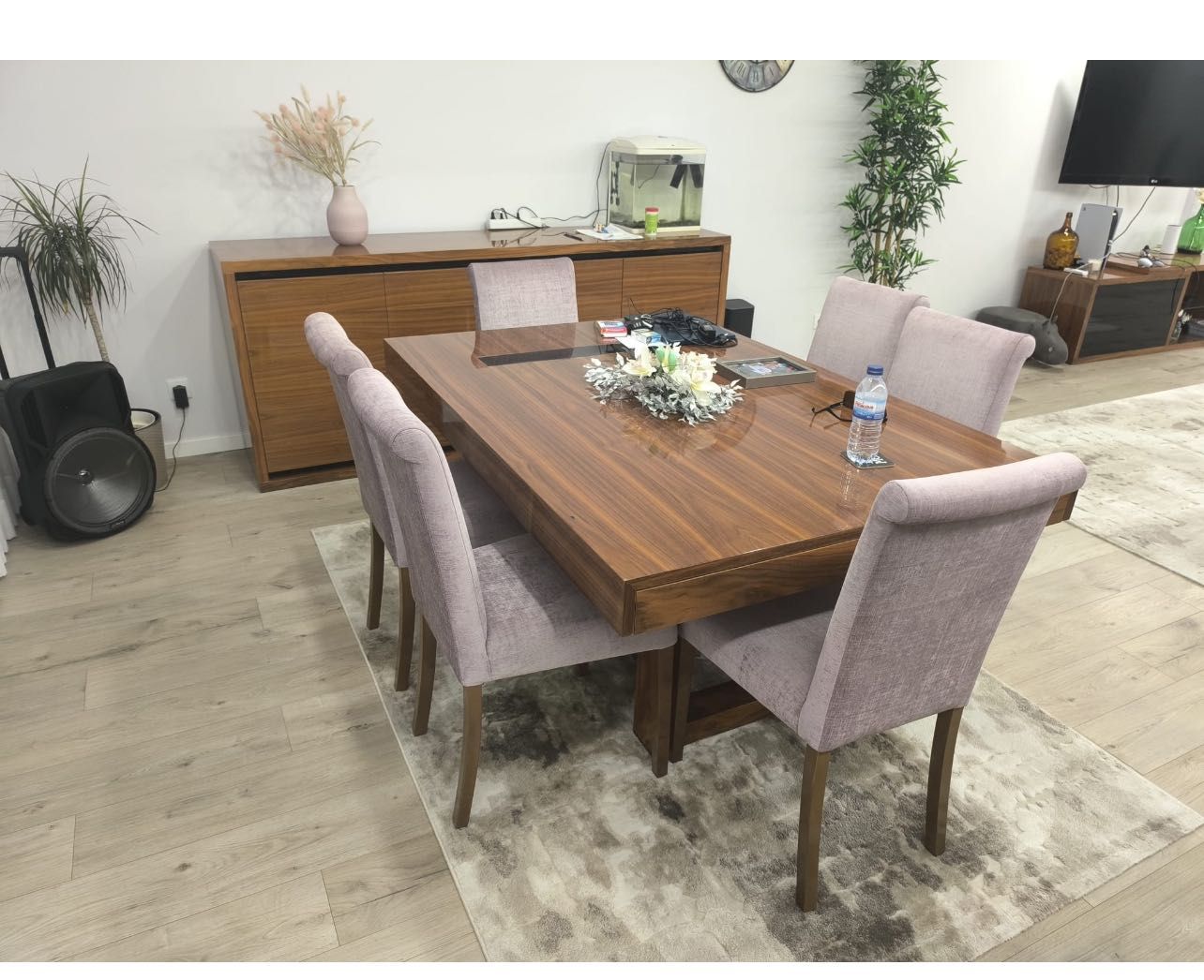 Vendo mesa 160x110 e extensível, folha de Nogueira, alto brilho.