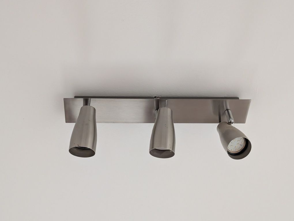 Aplique com três focos orientáveis em aço inox escovado