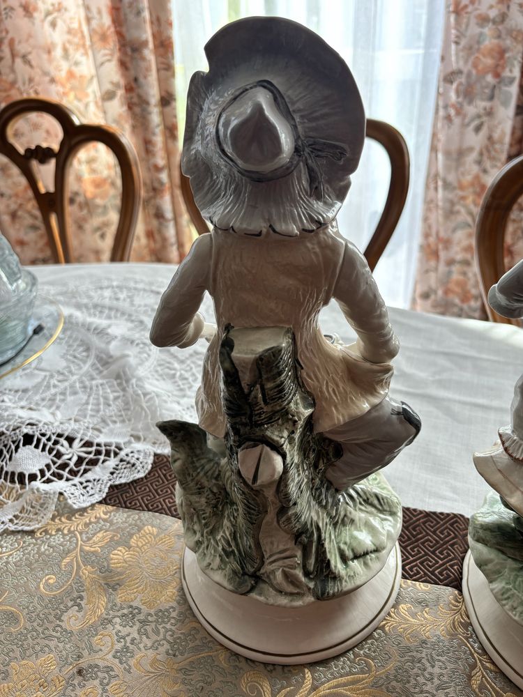 Para porcelanowych figurek Capodimonte sygnowane