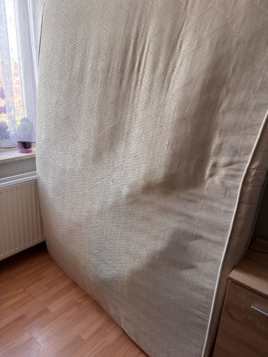 Twardy materac sprężynowy 160 x 200