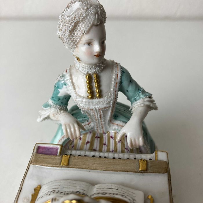 Estatueta Porcelana Meissen "Audição" da Série "5 Sentidos" Século XIX
