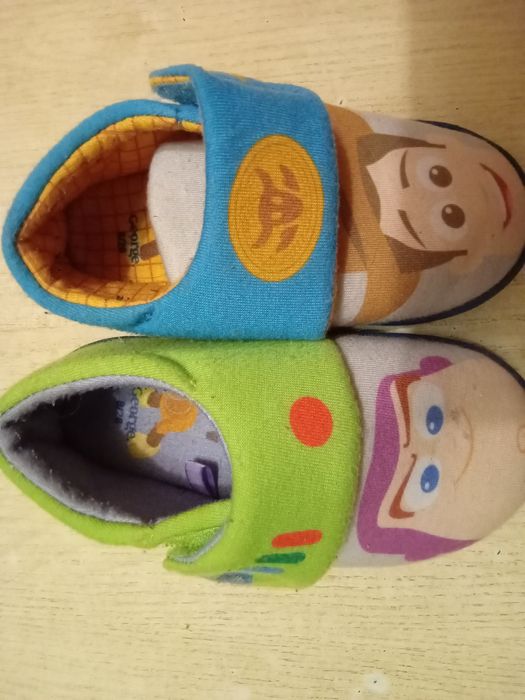 Продам детские тапочки, сапоги,кроссовки